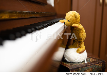teddy bear playing piano 96154990