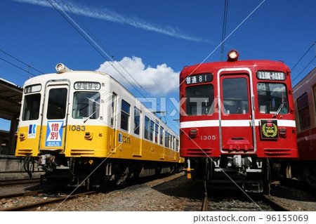 高松琴平電鐵1080和1300在車站排隊 96155069