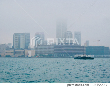 霧香港渡輪航行維多利亞港 霧香港渡輪航行維多利亞港 96155567