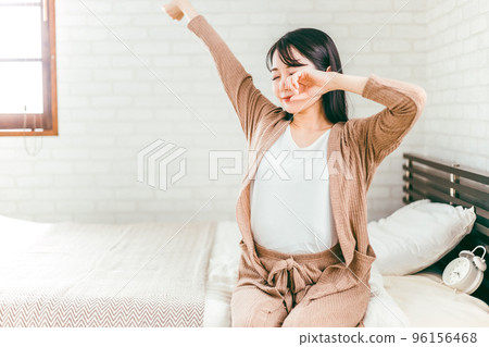 穿著睡衣的日本女人早上在臥室裡醒來 96156468