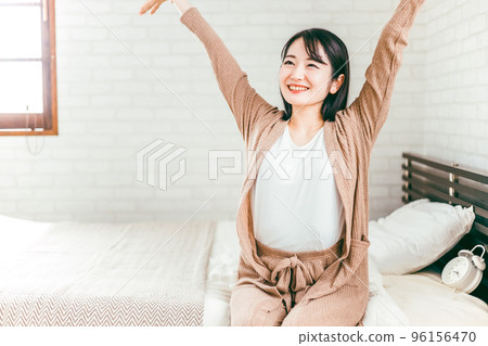 穿著睡衣的日本女人早上在臥室裡醒來 96156470
