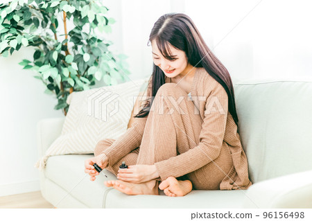 日本女人在家的沙發上剪腳趾甲 日本女人在家的沙發上剪腳趾甲 96156498