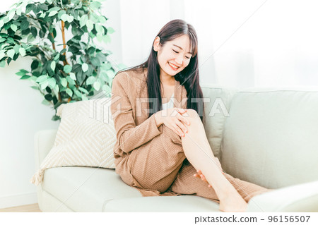 一個微笑的日本女人,她的水腫問題已經通過在家照顧她的腳得到解決 一個微笑的日本女人,她的水腫問題已經通過在家照顧她的腳得到解決 96156507