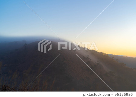 [Mt. Fuji material] Mt. Fuji at dawn and the sea of clouds of Lake Suwa seen from Takabocchi Highland in autumn [Nagano Prefecture] 96156986