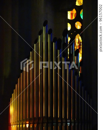 [西班牙] 聖家堂：大教堂內的管風琴和彩色玻璃（巴塞羅那） 96157002