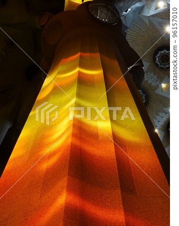 [西班牙] 聖家堂 (Sagrada Familia) 柱子反射彩色玻璃的七彩光芒（巴塞羅那） 96157010