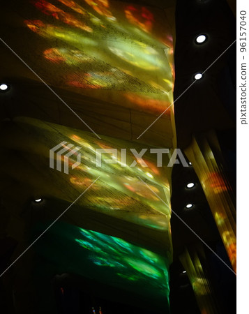 [西班牙] 聖家堂（Sagrada Familia） 天花板上反射的彩色玻璃彩燈（巴塞羅那） 96157040