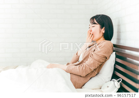 日本女人昏昏欲睡,在臥室打哈欠 日本女人昏昏欲睡,在臥室打哈欠 96157517