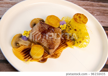 Recipe for veal, potato confit, mushroom, carrot puree, balsamic vinegar sauce, honey and veal stock 96158435
