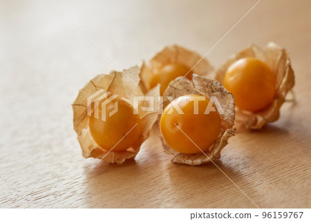 Edible hozuki / wood grain background 96159767