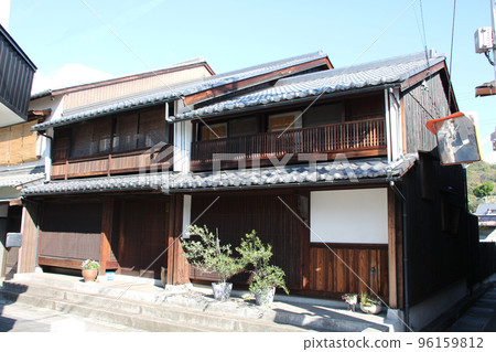 室津街景:兵庫縣龍野市三津町室津市格子漂亮的古民家 室津街景:兵庫縣龍野市三津町室津市格子漂亮的古民家 96159812