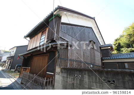 Murotsu's townscape: An old private house with black and white plaster and burnt cedar planks in Murotsu, Mitsucho, Tatsuno City, Hyogo Prefecture Murotsu's townscape: An old private house with black and white plaster and burnt cedar planks in Murotsu, Mitsucho, Tatsuno City, Hyogo Prefecture 96159814