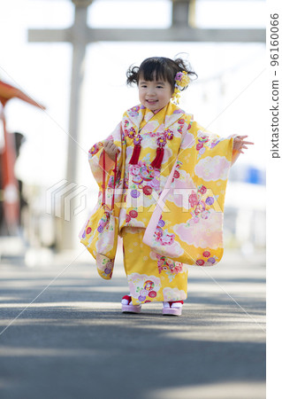 一個穿著和服的微笑女孩訪問七鄉山 96160066