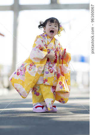 A smiling girl in a kimono visiting Shichigosan 96160067