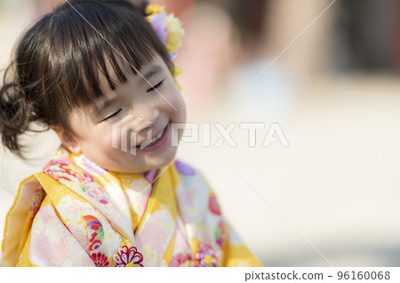 一個穿著和服的微笑女孩訪問七鄉山 96160068