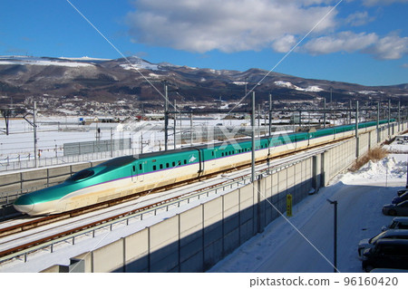 冬季天氣從新函館北斗站出發的北海道新幹線 H5 系列 冬季天氣從新函館北斗站出發的北海道新幹線 H5 系列 96160420