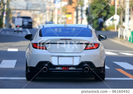 一輛跑車在城市中運行的形象 96160492