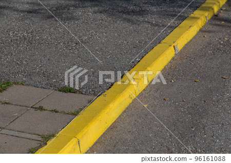 Yellow curb stone border Yellow curb stone border 96161088