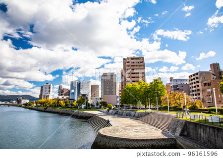 A view of Danbara-machi on the west bank of the Enko River downstream from the Taisho Bridge, which spans Nishikaniya-cho and Matoba-cho. You can see the Taisho Bridge Terrace. 96161596