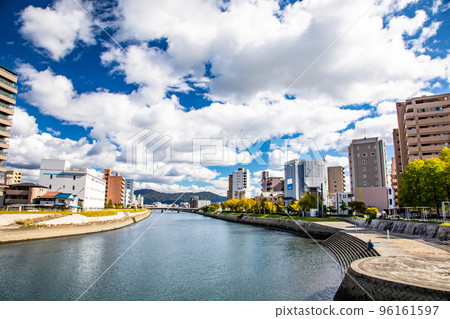 A view of both banks of the Enko River in the lower reaches of the Taisho Bridge, which spans Nishikaniya-cho and Matoba-cho. To the left of the distant bridge is Mazda Stadium 96161597