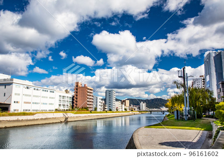 橫跨西金谷町和間葉町的大正橋下游的遠江河兩岸景色。遠處橋的左邊是馬自達體育場 96161602