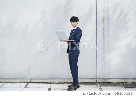 拿著筆記本電腦的男人 拿著筆記本電腦的男人 96163126