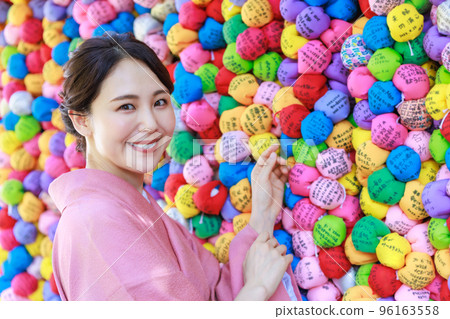 京都旅遊景點的和服女人肖像 96163558