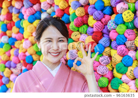 在京都觀光的和服的婦女 96163635