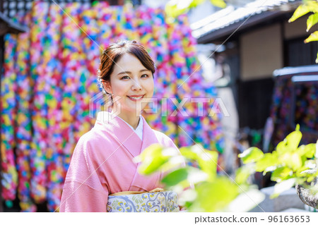 在京都觀光的和服的婦女 96163653