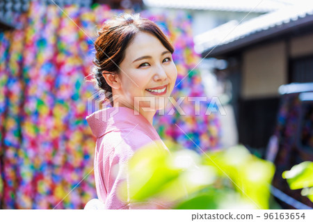 在京都觀光的和服的婦女 在京都觀光的和服的婦女 96163654