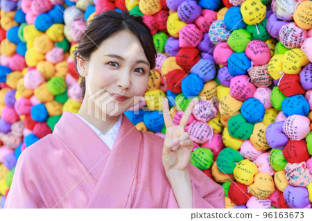 在京都旅遊景點擺姿勢的漂亮和服女人 96163673