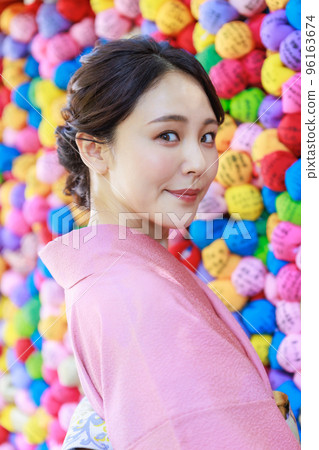 在京都觀光的和服的婦女 96163674