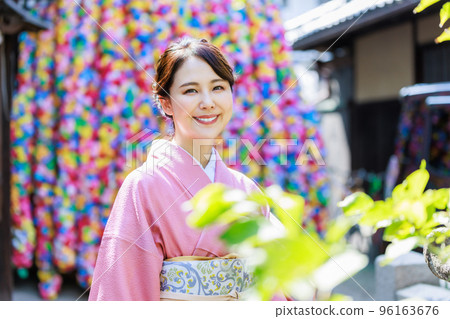 A woman in a kimono sightseeing in Kyoto 96163676