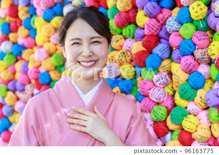 京都旅遊景點的和服女人肖像 96163775