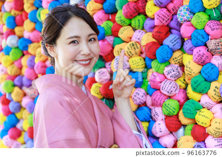 A woman in a kimono sightseeing in Kyoto 96163776