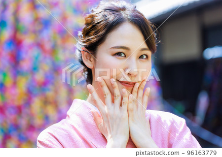 在京都觀光的和服的婦女 96163779