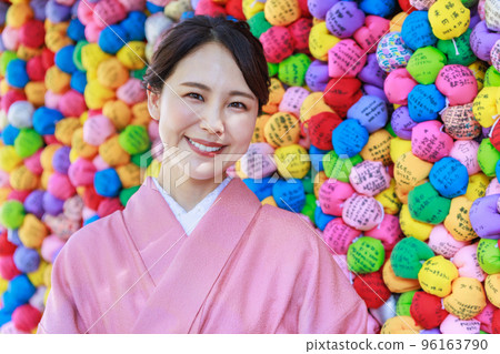 在京都觀光的和服的婦女 96163790