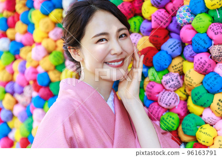 在京都觀光的和服的婦女 96163791