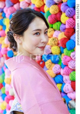 在京都觀光的和服的婦女 96163792