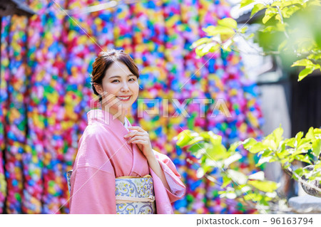 在京都觀光的和服的婦女 96163794