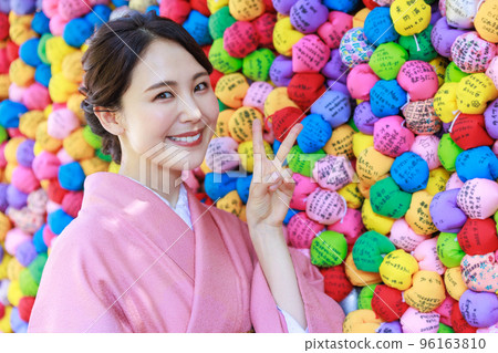 A woman in a kimono sightseeing in Kyoto 96163810