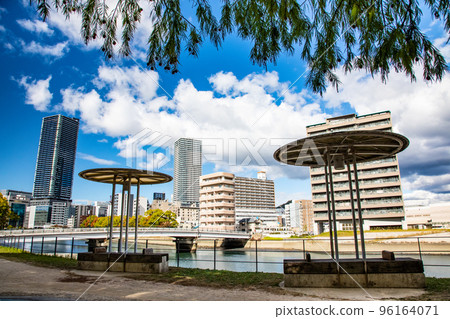 A view of the Big Front Building in front of Hiroshima Station from Enkogawa Green Space in Danbara Town. The bridge ahead is the Taisho Bridge. 96164071