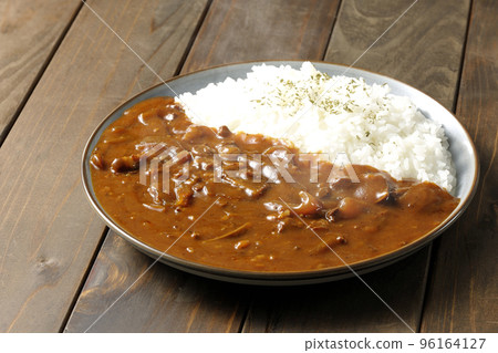用波浪和醬汁澆上熱的hayashi米飯 用波浪和醬汁澆上熱的hayashi米飯 96164127