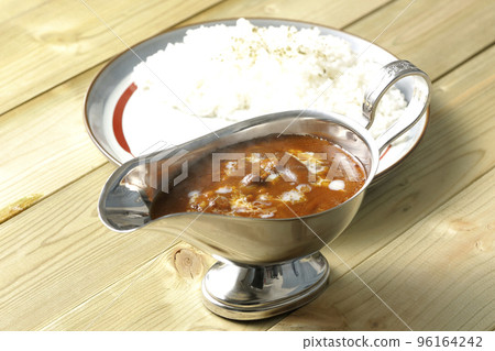Rice on a flat plate and hot hayashi sauce in a curry pot 96164242