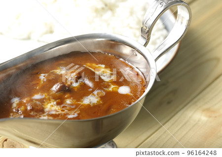 平盤上的米飯和咖哩鍋中的熱林醬 平盤上的米飯和咖哩鍋中的熱林醬 96164248