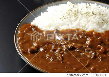 Hot hayashi rice with waves of sauce taken against a black background 96164311