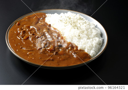 黑色背景下帶一波醬汁的熱乾飯 96164321