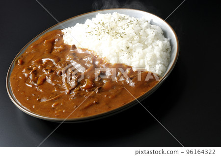 黑色背景下帶一波醬汁的熱乾飯 96164322