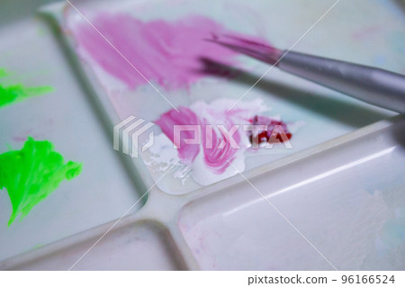 Close-up palette with mixed red and white paints Close-up palette with mixed red and white paints 96166524