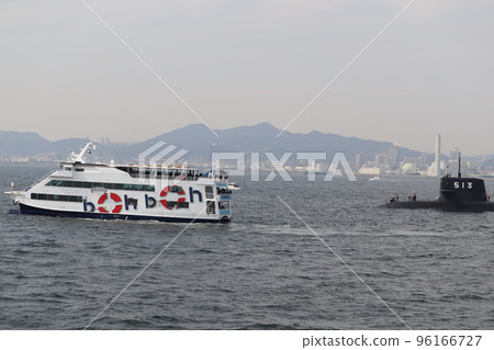 一艘遊船在海上自衛隊潛艇太基前航行 一艘遊船在海上自衛隊潛艇太基前航行 96166727